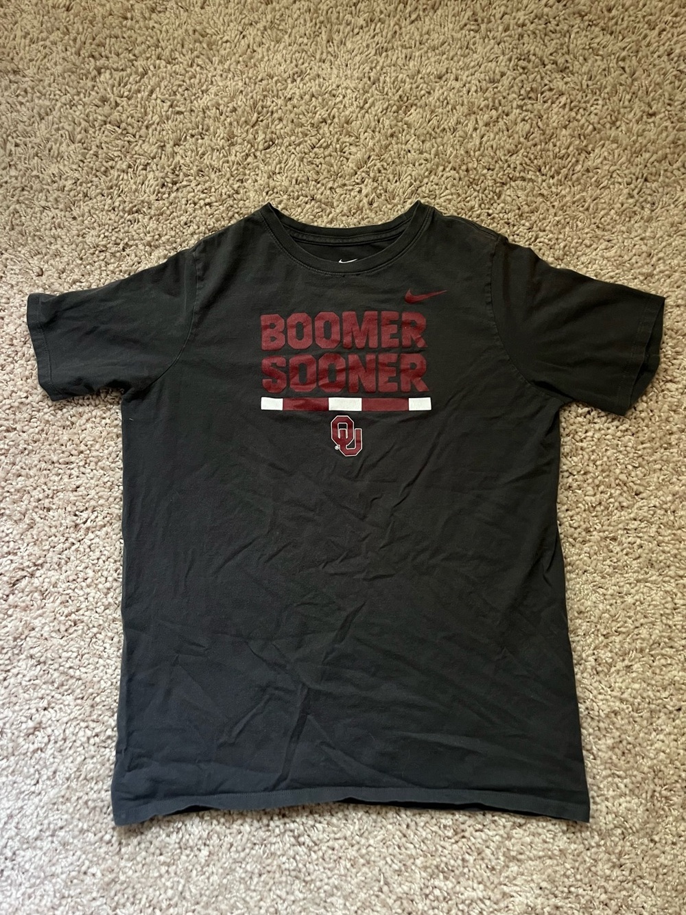 Nike Crimson OU Boomer Sooner Dark Gray Tee Youth XL